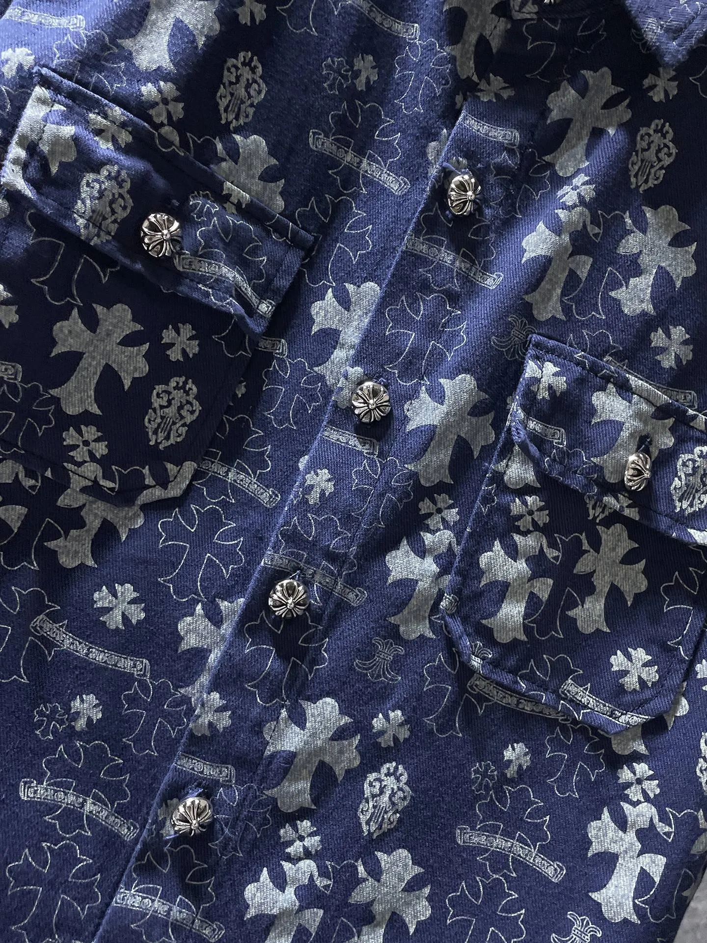 P276 Chrome Hearts🍁Shirt Series🍁 Classic cross-printed denim shirt jacket. Exclusively custom-woven and dyed. 100% pure cotton. High-gram weight denim all-printed fabric. High-tech washing! Original hardware mold opening!  ⭐Original version ⭐Can be worn with denim in all seasons 🌈Recommended colors: custom washed denim blue, denim pink 🌈Code numbers: S, M, L, XL